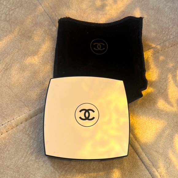 CHANEL Other - Chanel Les Beiges Healthy Glow Luminous Powder